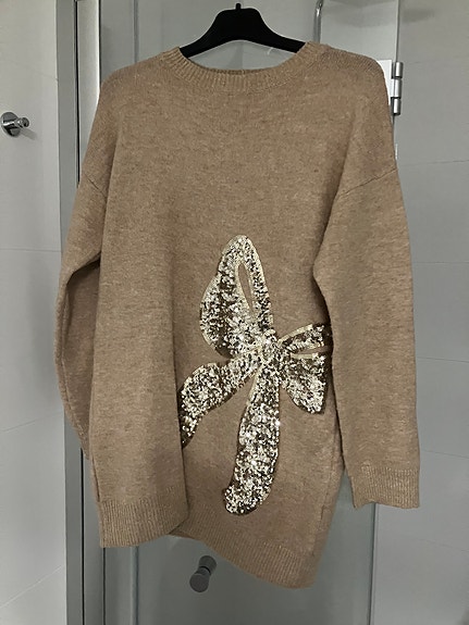 Beige neule jossa kimalletta
