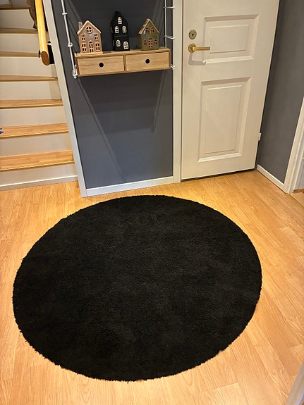 Musta pyöreä matto