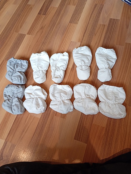 2 töppöset, 3 tossut/kengät