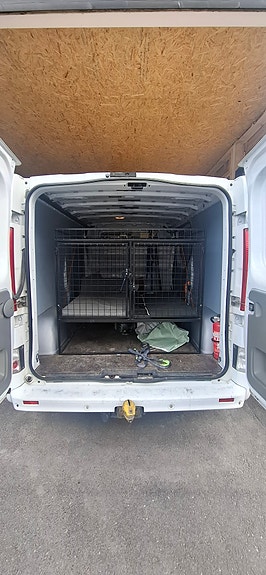 Koirahäkki pakettiautoon.