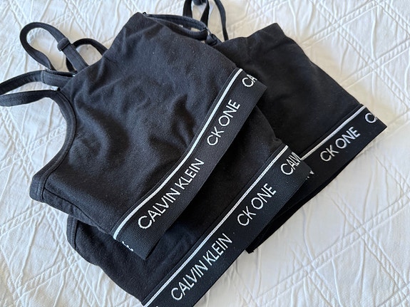Calvin Klein musta toppi koko L