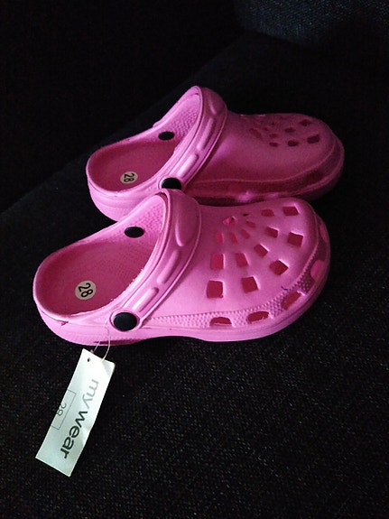 pinkit crocsit, koko 28