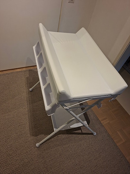 Jollyroom hoitopöytä ja vauvan kylpyamme valkoinen