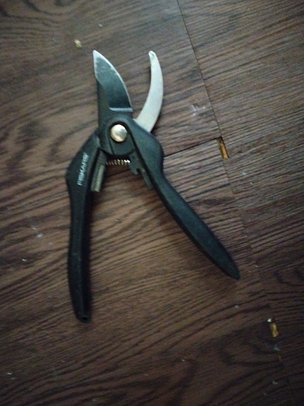 Fiskars oksasakset musta