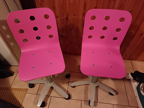 Kaksi Ikea Jules tuolia