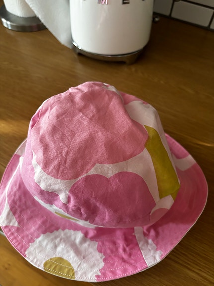 Marimekon kankaasta itse tehty kesähattu