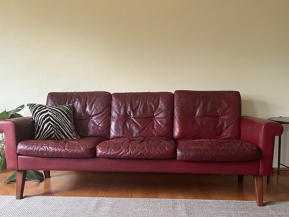Ostetaan! Burgundy / viininpunaisen nahkasohvan istuintyynyt