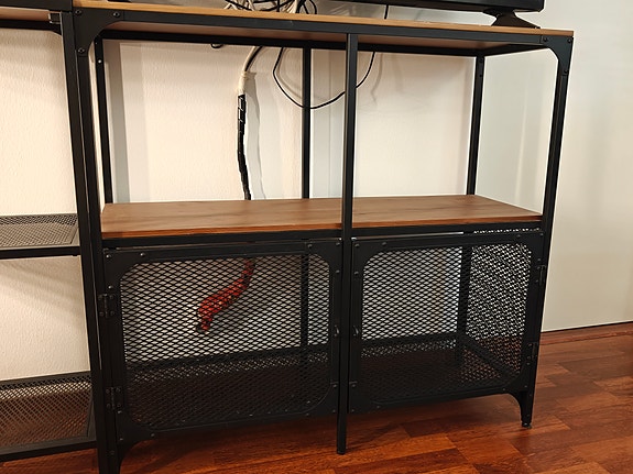 IKEA tv-taso musta-puu metallirungolla