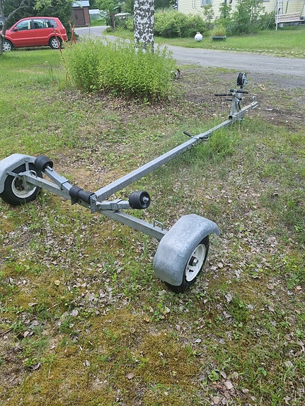 Veneen kuljetustraileri vinssillä