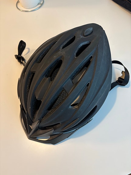 Musta pyöräilykypärä 58–61 cm