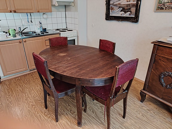 Levitettävä puinen ruokapöytä ja 4 tuolia