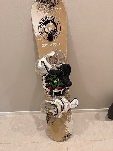 Santa Cruz lumilauta ja laskettelukypärä
