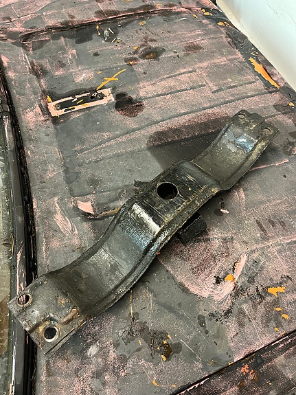 Volvo 240 vaihteiston tukirauta