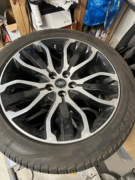 Range Rover Sport alkuperäisvanteet + Pirelli 275/45 R21 renkaat