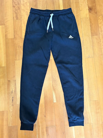 Adidas mustat collegehousut