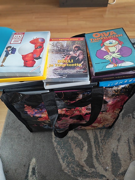 Sekalainen DVD-paketti aikuisille ja lapsille
