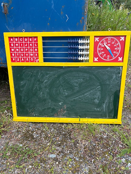 Lasten liitutaulu laskemistaululla ja kellolla