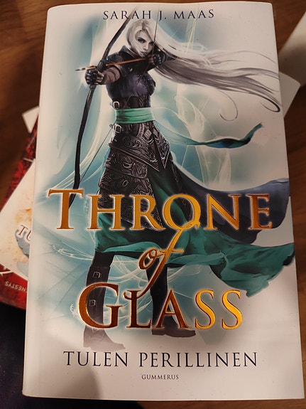 Throne of glass - Tulen perillinen