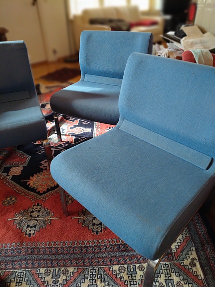 kolme sinistä design-tuolia– loft-henkinen, moderni ilme