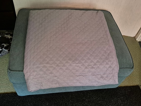 Harmaa päiväpeitto