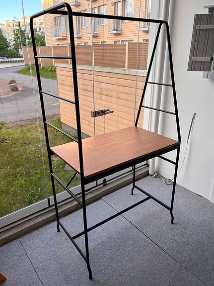 BAARIPÖYTÄ JA TUOLIT