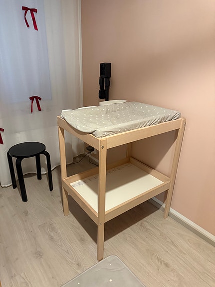 IKEA hoitopöytä puunvärinen
