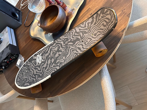 Globe cruiser longboard musta/valkoinen