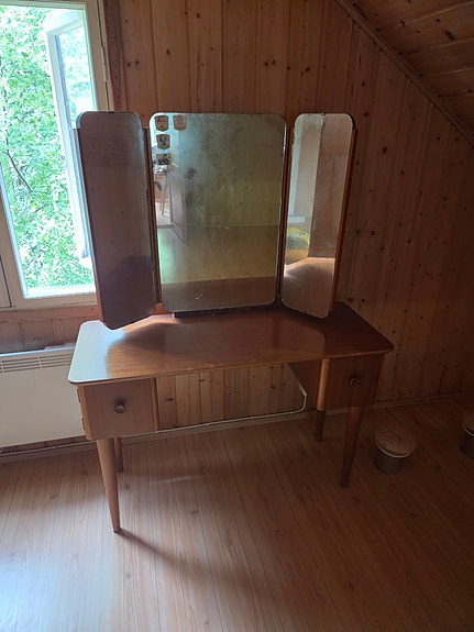 Häklin puinen kampauspöytä peilillä