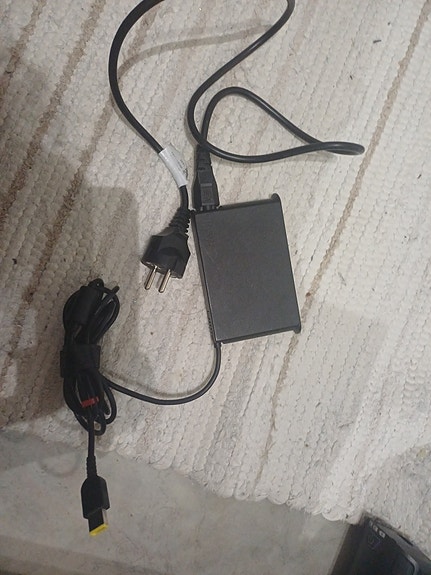 lenovo läppäri 135W laturi