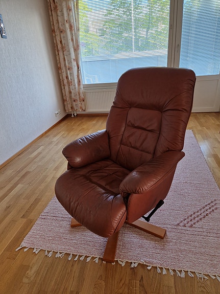 Ruskea nahkainen nojatuoli keinuvalla jalustalla, LAPPEENRANNASSA