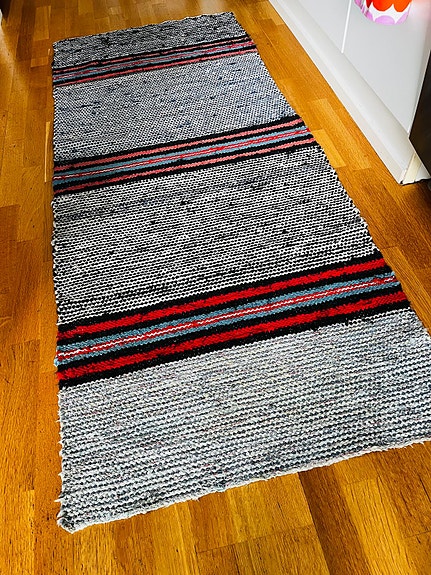 Räsymatto käytävämatto harmaa punaisilla raidoilla