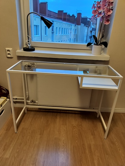 IKEA lasinen vittsjö työ/sivupöytä