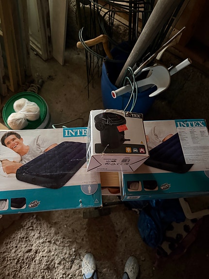 Intex Uudet ilmapatjat kaksi kpl ja autopumppu