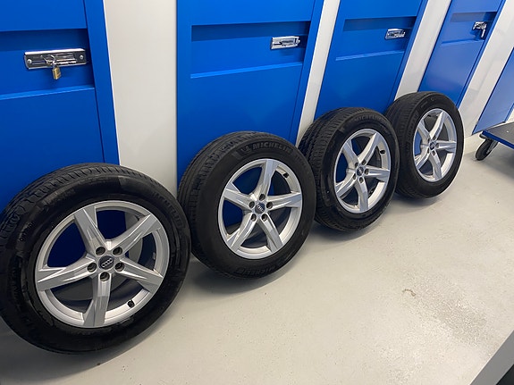 Audi 18"/8" ET39 vanteet 235/60/18" Michelin kesärenkailla 5-6mm pintaa