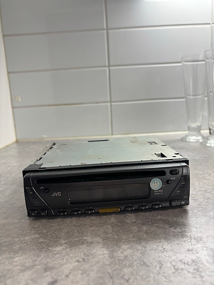 JVC CD-soitin autoon