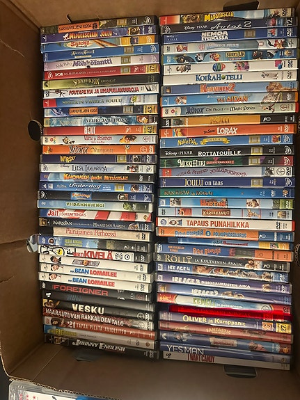 Sekalainen DVD-elokuvapaketti aikuisille ja lapsille