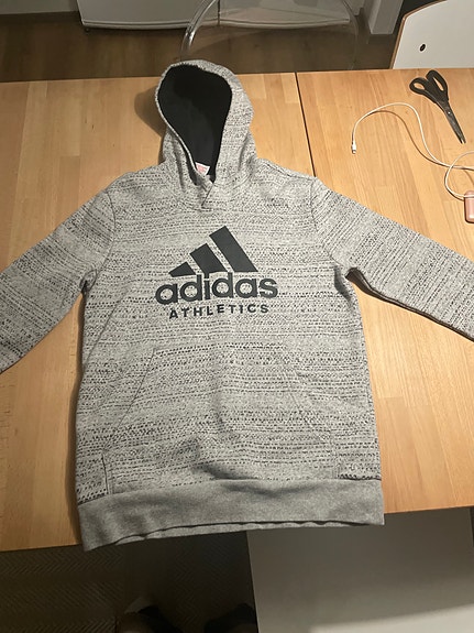 Adidaksen huppari