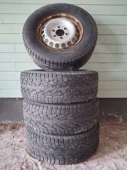 Nokian 235/65R16C nastat Vw crafter/Mb sprinter vanteilla.