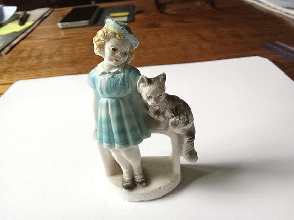 Figuuri tyttö ja kissa