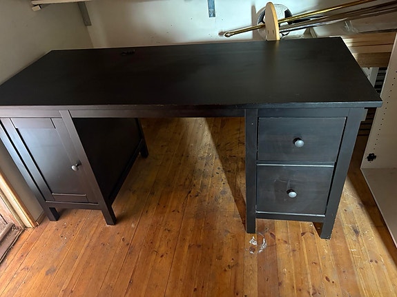 IKEA hemnes musta työpöytä ja vitriini