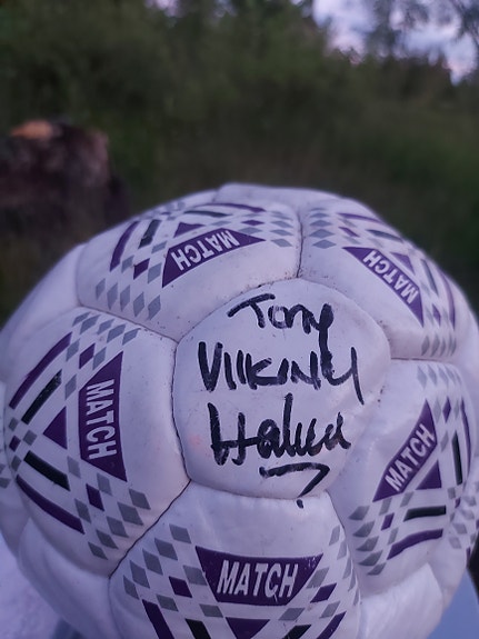 Jalkapallo Tony Viikinki Halmeen nimikirjoituksella