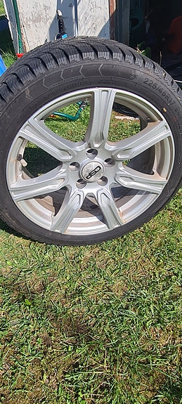 Triangle 225/45R17 kitkarenkaat alumiinivanteilla. Jaguar, Volvo, Ford.