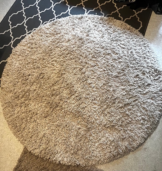 Pyöreä beige karvamatto