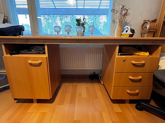 Puinen kirjoituspöytä