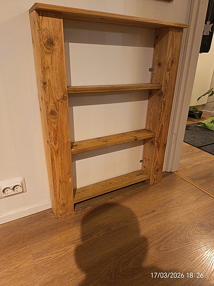 Hyllykkö umpi puuta.