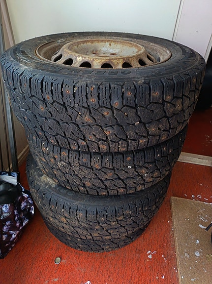 Mercedes-Benz Vito 205/65/16 nastat vanteilla.
