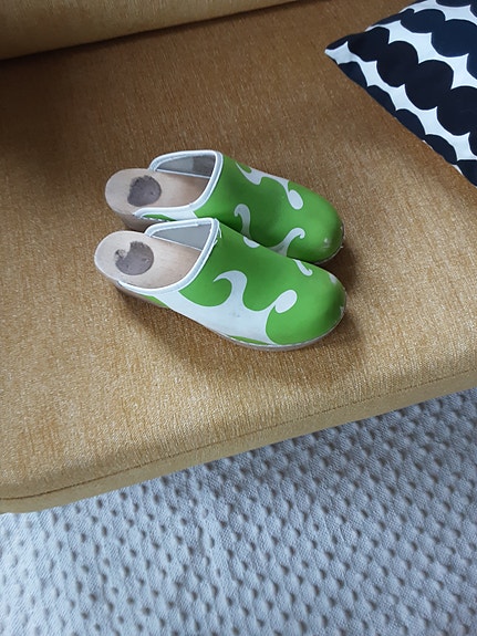 Marimekko valko-vihreä lokki puukengät
