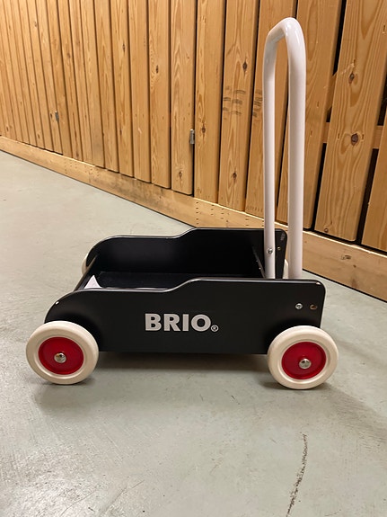 BRIO musta puinen kävelyvaunu