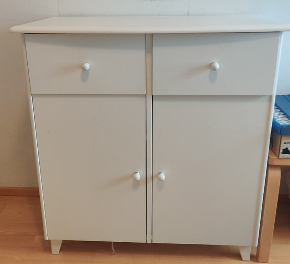 Hyvä ja käytännöllinen lipasto, valkoinen maalattu