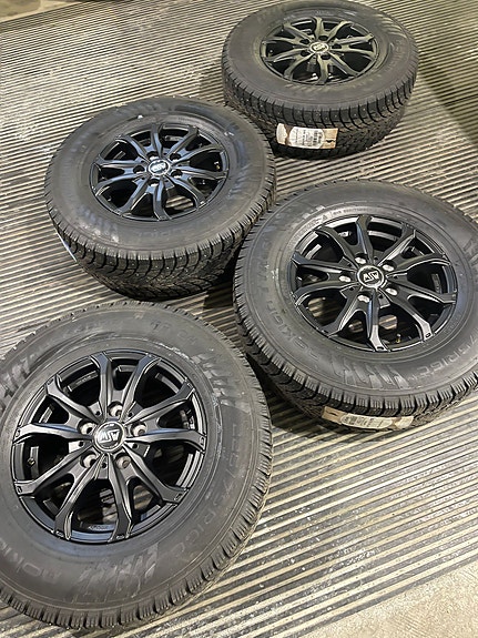 Nokian Hakkapeliitta nastarenkaat alumiinivanteilla